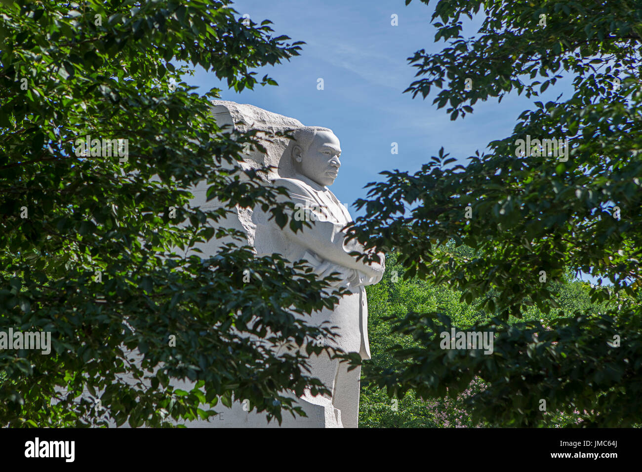 La statua di MLK visto attraverso gli alberi presso il National Mall di Washington DC. Foto Stock
