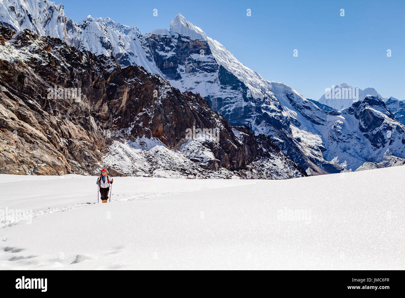 Escursionismo donna attraversando Cho La Pass. Himalaya belle vette, ispiratrice autunno Himalaya paesaggio nel Parco nazionale di Everest, Nepal. Foto Stock