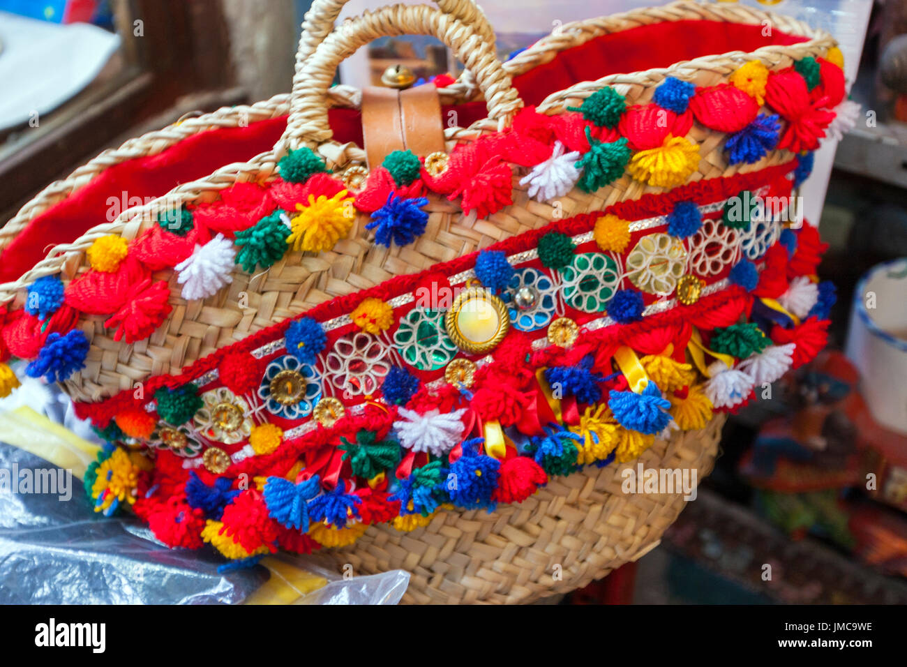 Borsa siciliana paglia Coffa cestello in un negozio tradizionale con  prodotti artigianali in La Casa del Carrettino, Via Vittorio Emanuele,  Palermo Foto stock - Alamy