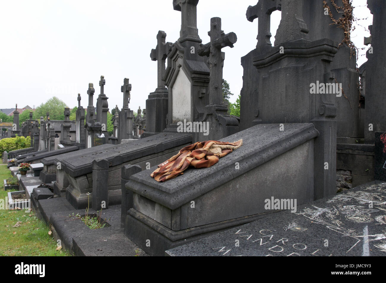 Cimitero: vista di un rivestimento che è stato lasciato su una lapide in un cimitero di Gent, Belgio. Foto Stock