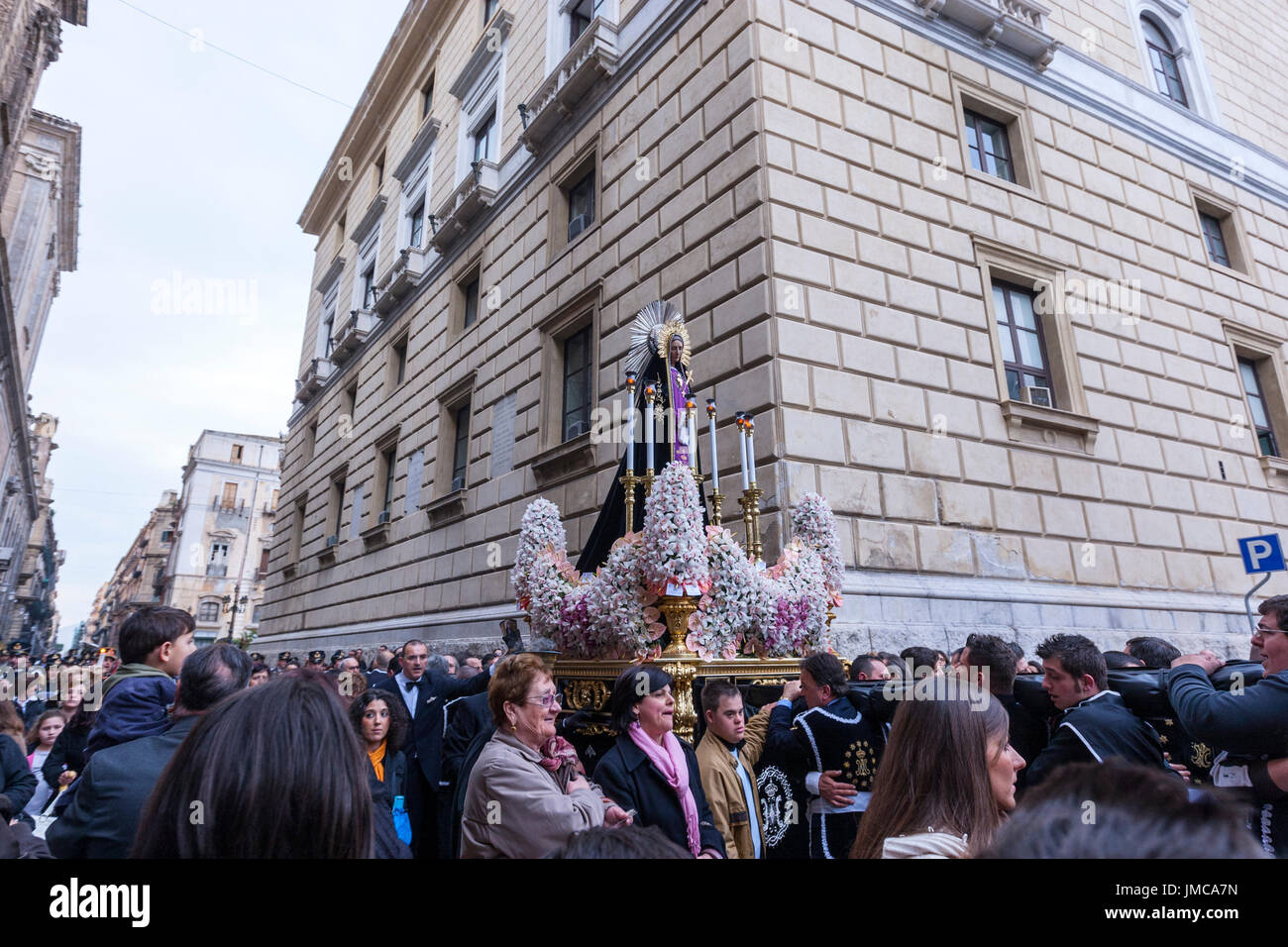 Le donne che trasportano Vergine Maria durante la processione del Venerdì Santo, Pasqua Festa della città di Palermo, Sicilia, Italia Foto Stock