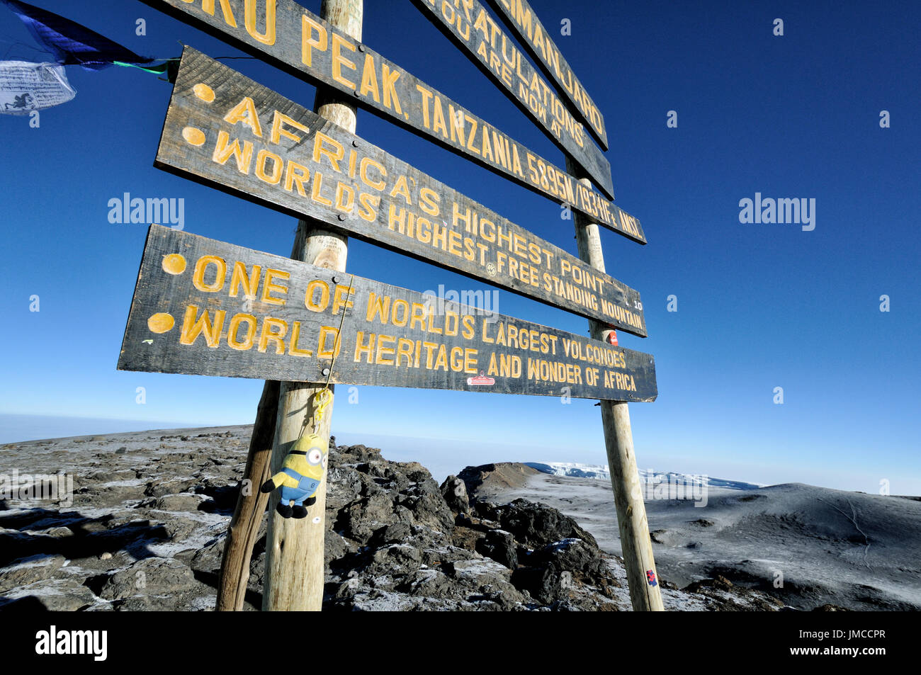 Piccolo minion appeso sul picco Uhuru segno, Parco Nazionale del Kilimanjaro, Tanzania Foto Stock