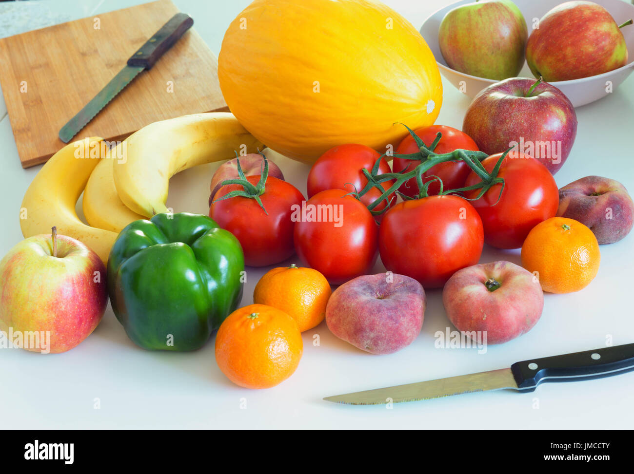 Sana e succosa frutta e verdura sulla tavola kithen, un eccellente ingrediente in un vegetariano mea lor un piatto di lato Foto Stock