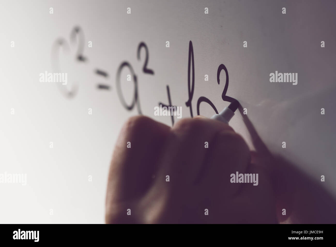 Teorema di Pitagora, noto anche come Pitagora il teorema, classe math nella scuola con insegnante iscritto formula matematica sulla lavagna bianca, selettivo Foto Stock