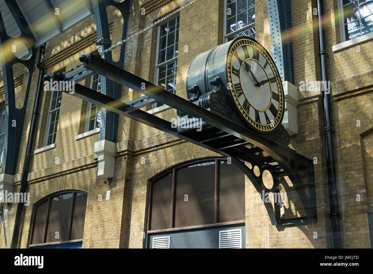 Orologio a King Cross Station di Londra, Inghilterra Foto stock - Alamy