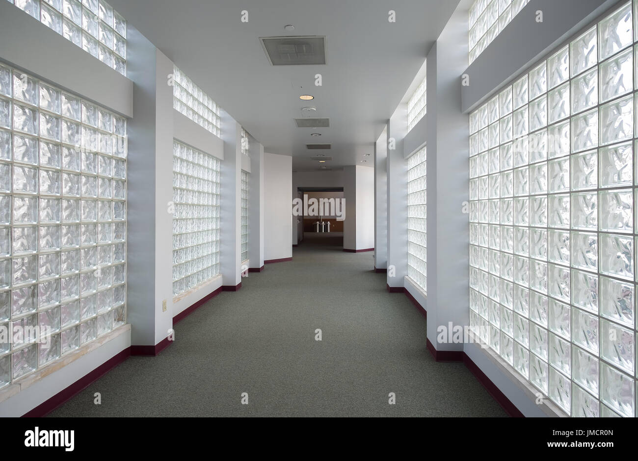 Pareti in vetromattoni riempire un corridoio con luce naturale. Edificio per uffici. Foto Stock