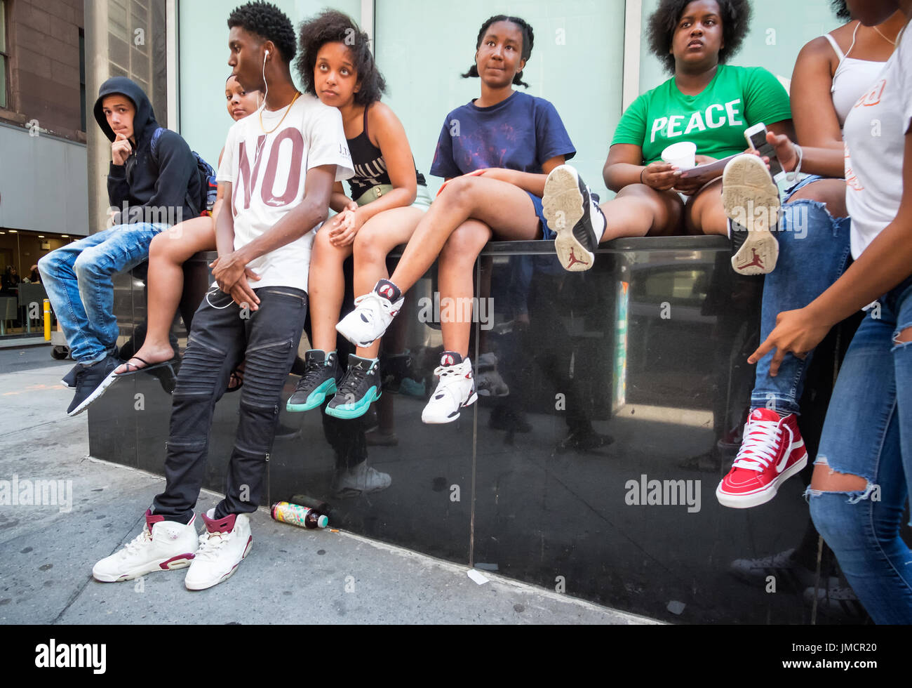 La città di New York, 13 Giugno 2017: un gruppo di African American teens appendere fuori in strada in una calda giornata estiva in Lower Manhattan. Foto Stock
