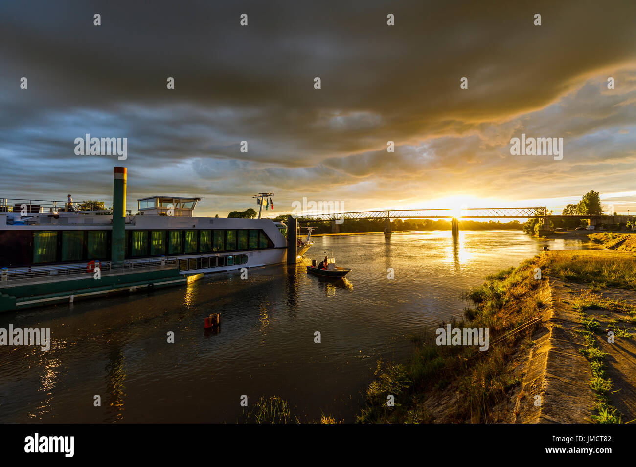 Garonna paesaggio: Riverboat Amadolce, tramonto dietro il ponte, Cadillac, Gironde department, Nouvelle-Aquitaine, parte sud-ovest della Francia Foto Stock