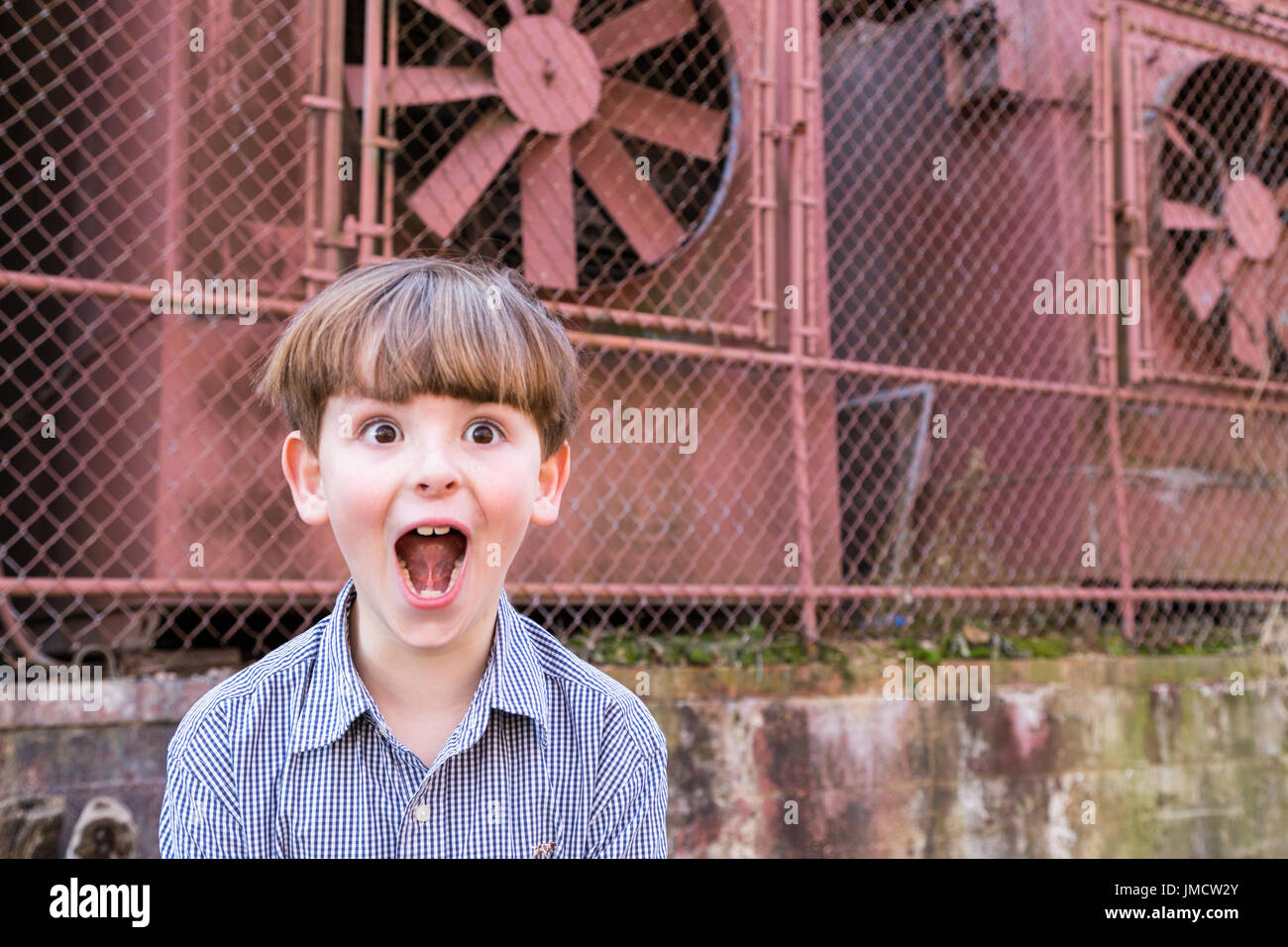 Silly little boy rendendo divertente volto Foto Stock
