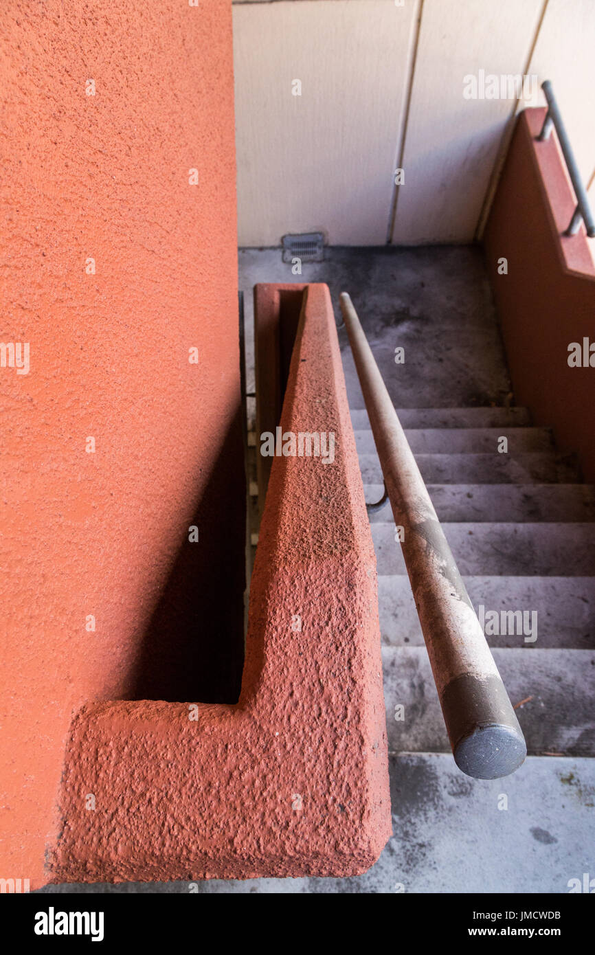 Foto all'interno di calcestruzzo stair bene in un garage di parcheggio Foto Stock