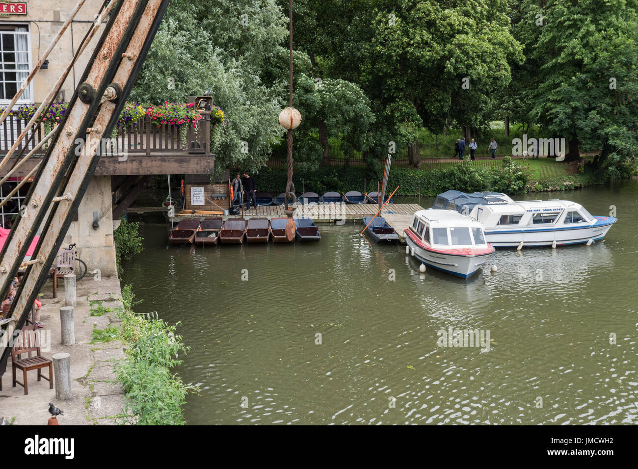 Noleggio barche, barche a remi e giorno imbarcazioni ormeggiate a Te la testa del fiume sul Fiume Tamigi a Oxford, Inghilterra, Regno Unito. Foto Stock