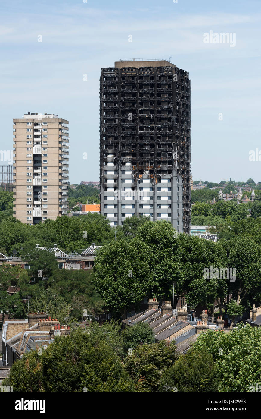 I resti carbonizzati di Grenfell Tower, Notting Hill, Londra, Gran Bretagna. Il 24 piani torre residenziale di blocco è stato inghiottito in fiamme nelle prime ore Foto Stock