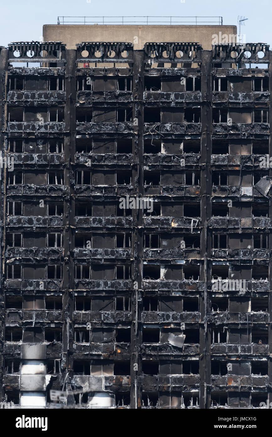 I resti carbonizzati di Grenfell Tower, Notting Hill, Londra, Gran Bretagna. Il 24 piani torre residenziale di blocco è stato inghiottito in fiamme nelle prime ore Foto Stock