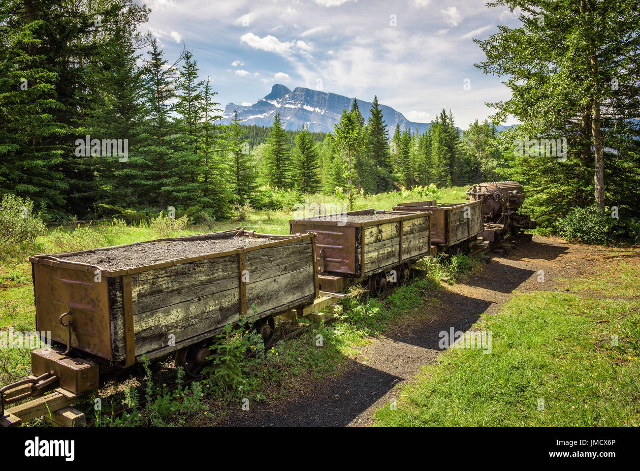 Storica miniera di carbone treno nella città fantasma di Bankhead con Mt. Rundle in background si trova nel Parco Nazionale di Banff, Alberta, Canada. Foto Stock