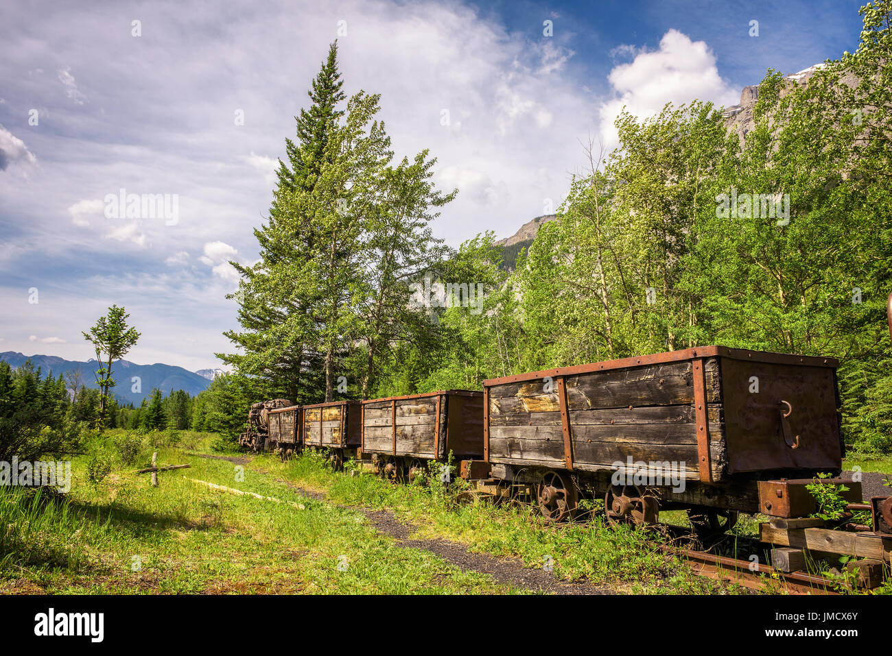 Storica miniera di carbone treno nella città fantasma di Bankhead situato nel Parco Nazionale di Banff, Alberta, Canada. Foto Stock
