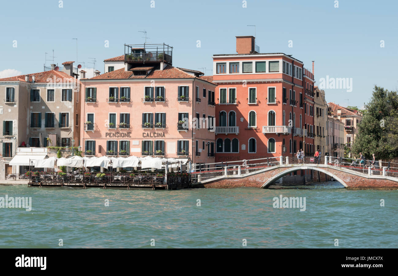 Pensione La Calcina, un piccolo hotel sul Canale della Giudecca vista da una barca in acqua Foto Stock