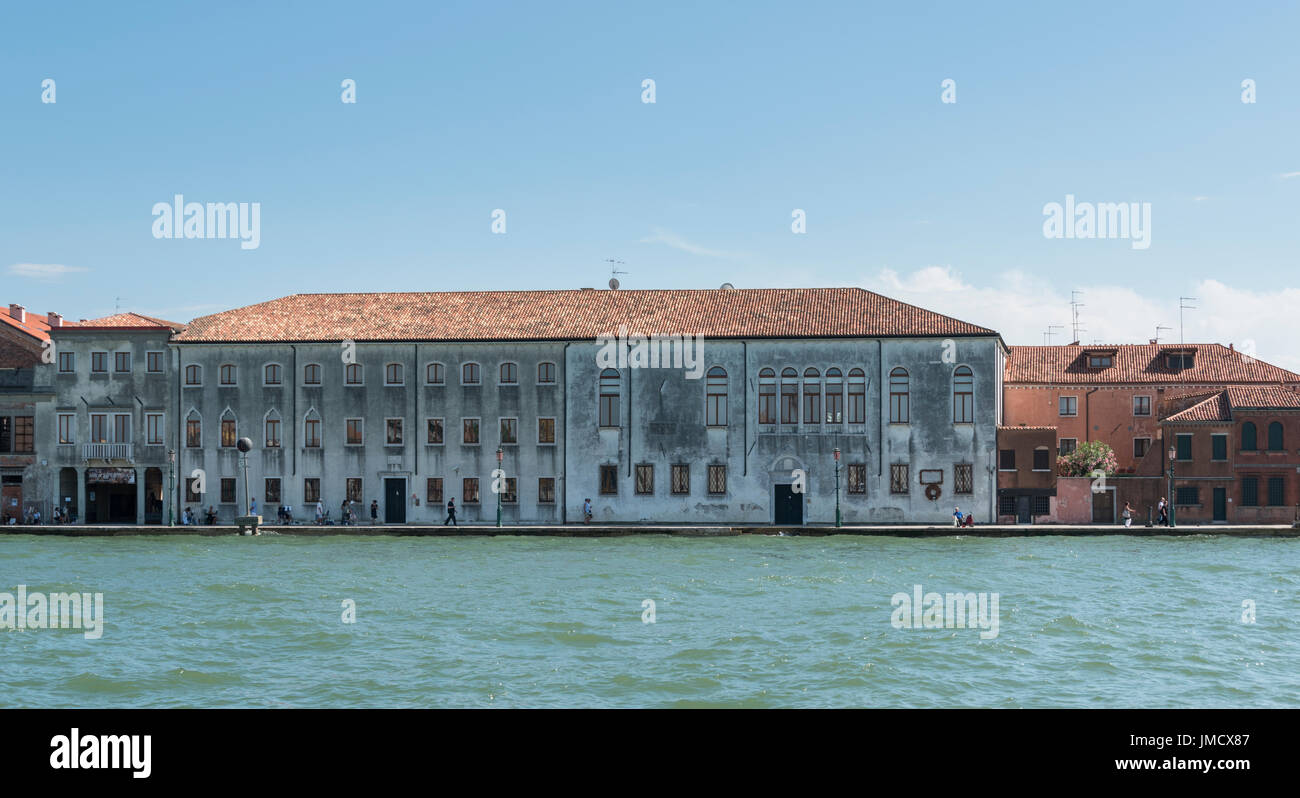 Austero edificio cercando sul Canale della Giudecca in Venezia, Italia. Foto Stock