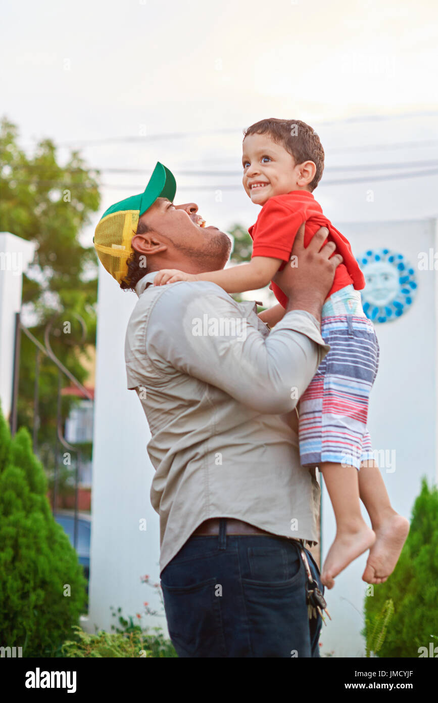 La vita della famiglia tema. Padre Felice di vedere suo figlio dopo il lavoro Foto Stock