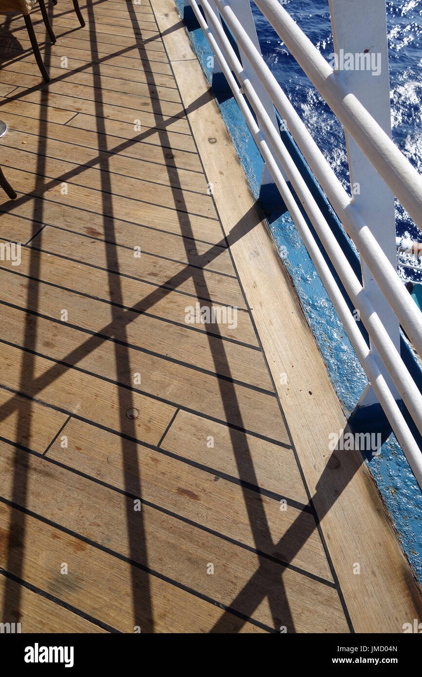 La nave di crociera deck e parapetto Foto Stock