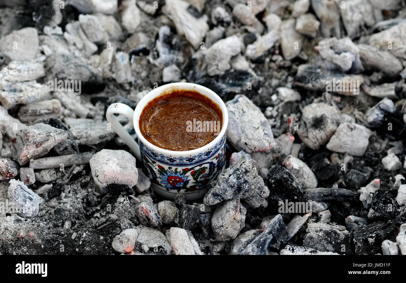 Il modo tradizionale di fare il miglior caffè turco... Foto Stock
