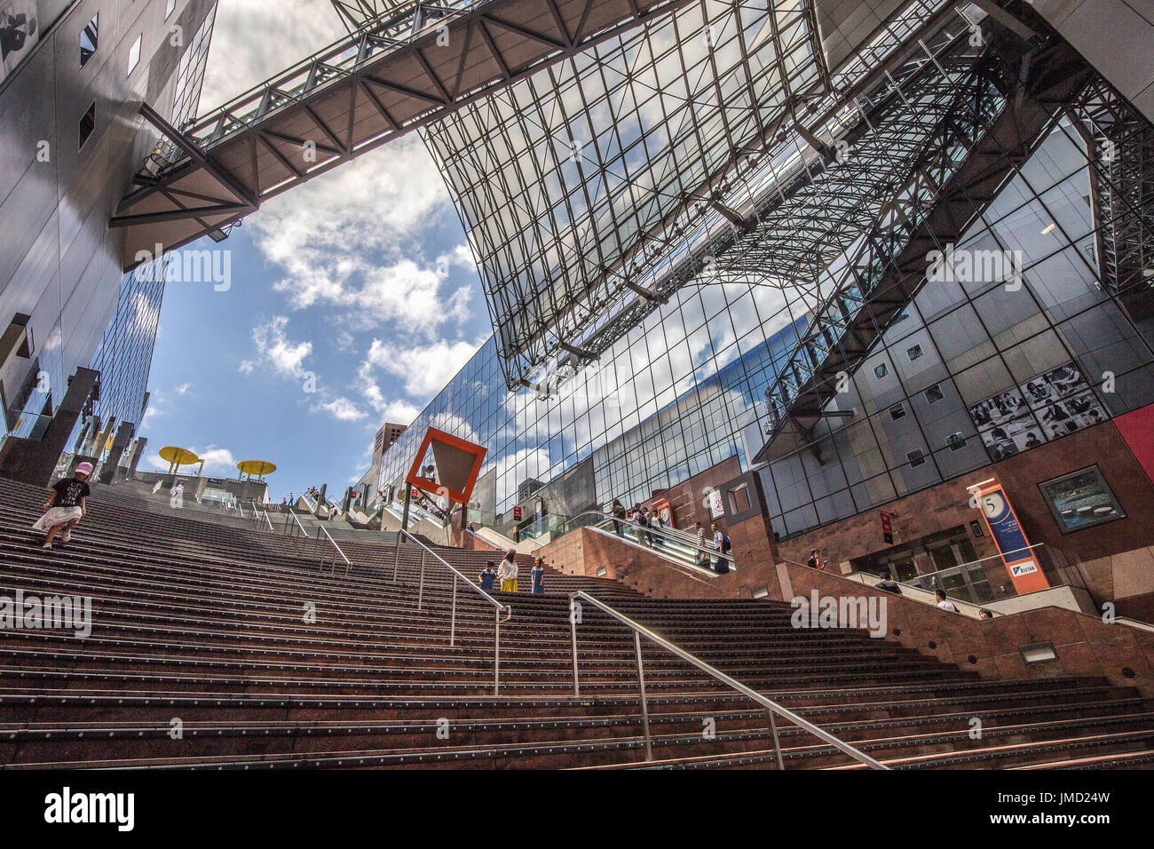 Stazione di Kyoto è una delle più grandi stazioni ferroviarie nel mondo e  certamente uno dei più suggestivi. È la più grande stazione ferroviaria in  Giappone Foto stock - Alamy