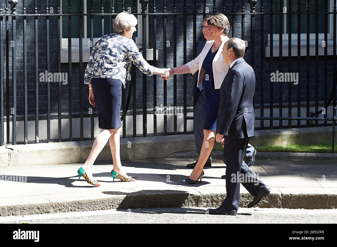 Theresa Maggio saluta la DUP a Downing Street con: Theresa Maggio, Arlene Foster, Jeffrey Donaldson, Nigel Dodds dove: Londra, Regno Unito quando: 26 giu 2017 Credit: Alan West/WENN.com Foto Stock