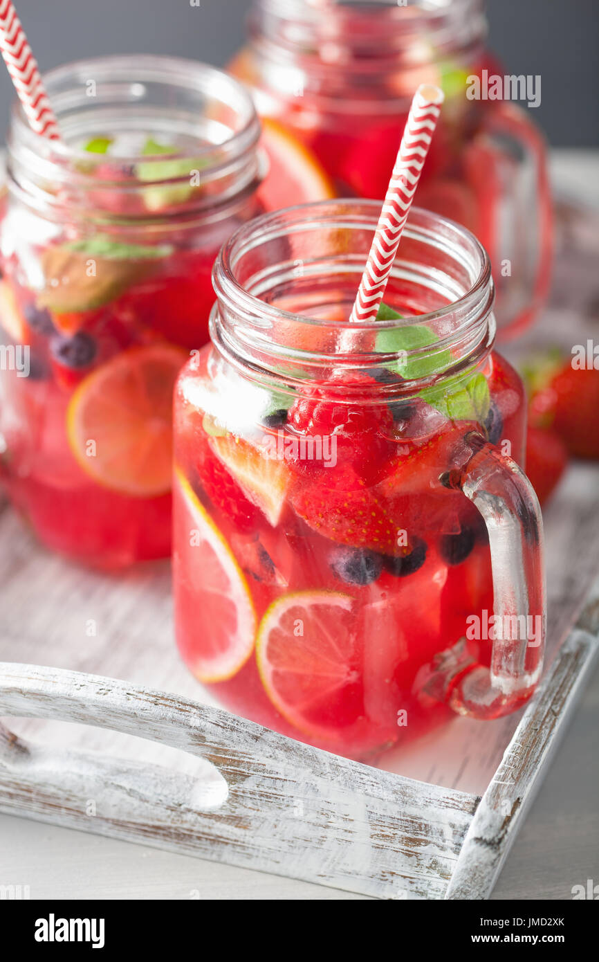 Estate berry lemonade con lime e menta in mason jar Foto Stock