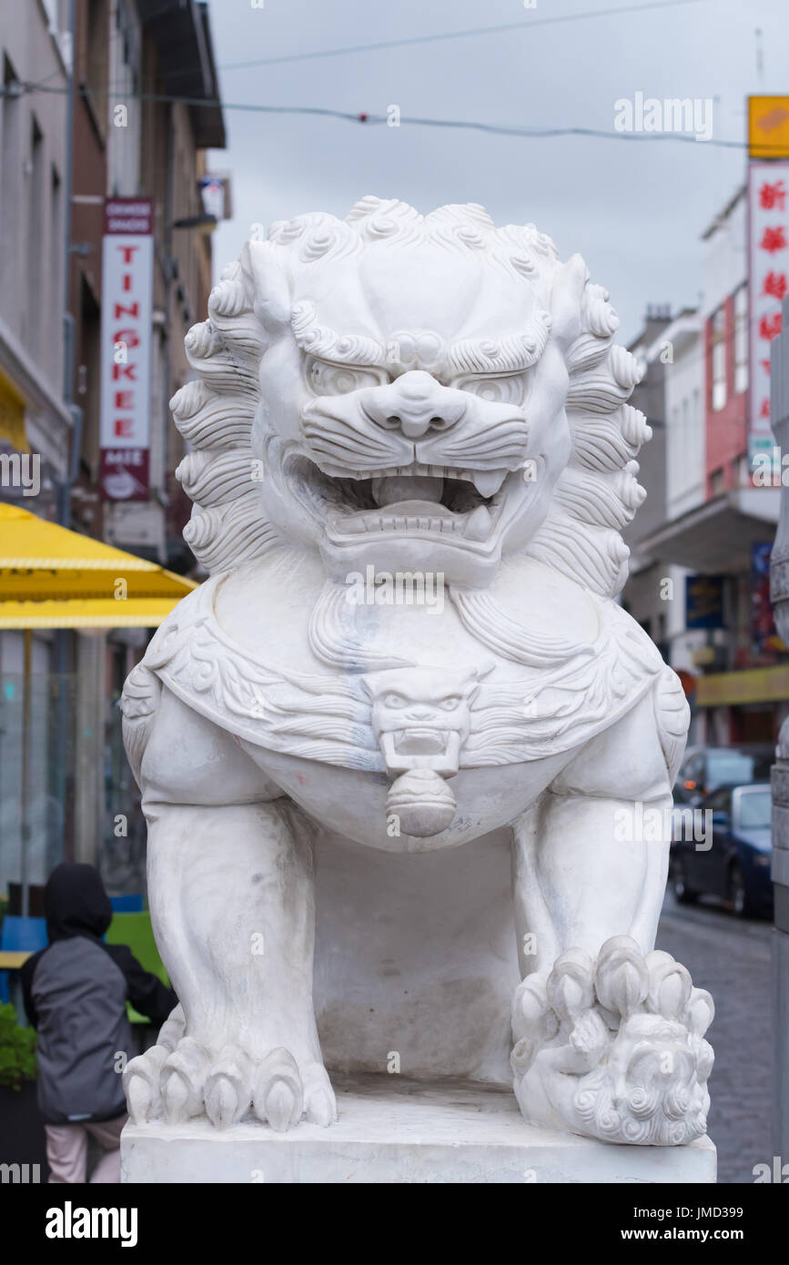 Anversa, Belgio - 2 ottobre 2016: Statua di un bianco tempio cinese leone nella parte anteriore della zona cinese di Anversa Foto Stock