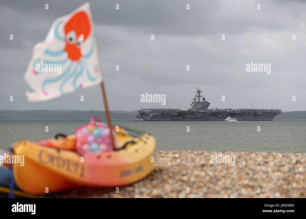 La marina statunitense Nimitz-class portaerei USS George H.W. Bush come si stabilisce al di ancoraggio fuori coastbefore partecipa n esercizio guerriero sassone 2017 nel Nord dell'Oceano Atlantico. Foto Stock