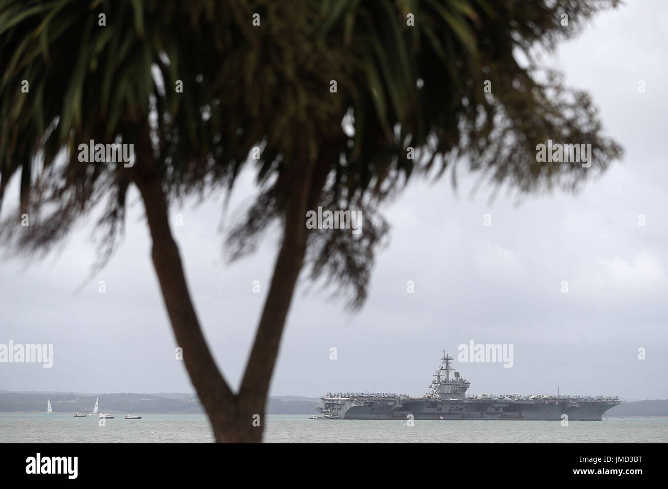 La marina statunitense Nimitz-class portaerei USS George H.W. Bush come si stabilisce al di ancoraggio fuori coastbefore partecipa n esercizio guerriero sassone 2017 nel Nord dell'Oceano Atlantico. Foto Stock
