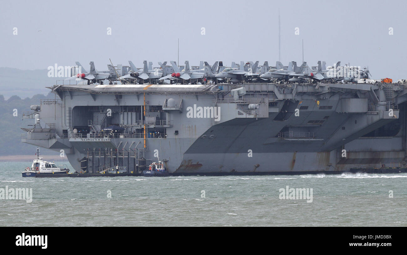 Gli aerei a US Navy Nimitz-class portaerei USS George H.W. Bush come si stabilisce al di ancoraggio fuori coastbefore partecipa n esercizio guerriero sassone 2017 nel Nord dell'Oceano Atlantico. Foto Stock
