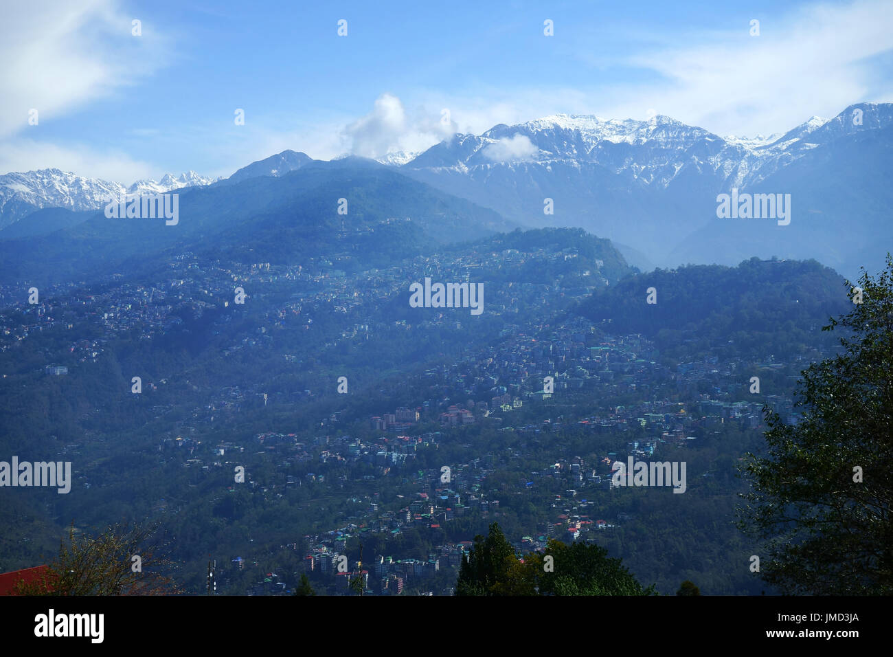 Città Gangtok, capitale del Sikkim, visibile da tutta la valle a Rumtek, Sikkim, India Foto Stock