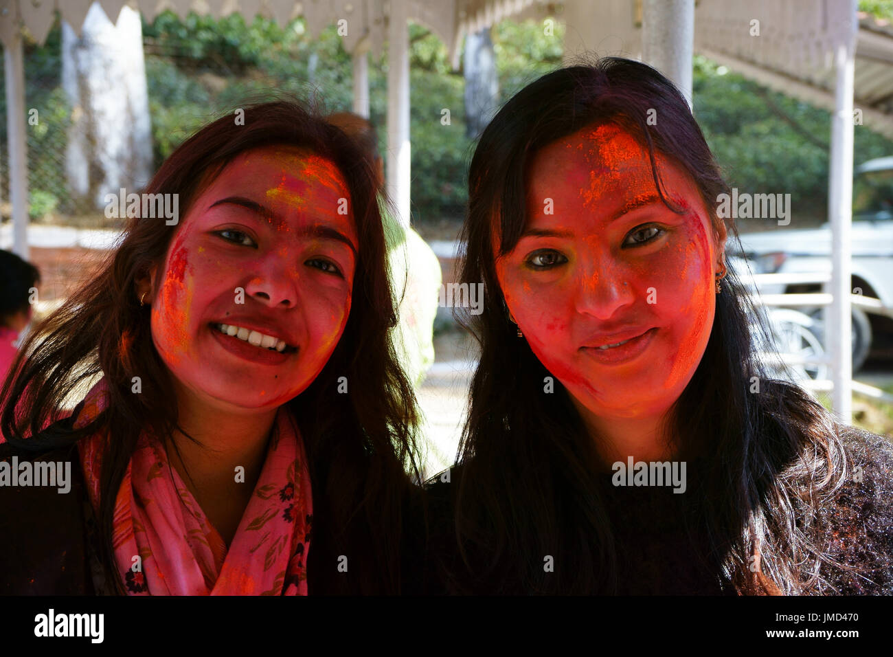 Giovani donne con facce dipinte di celebrare Holi, Darjeeling, West-Bengal, India Foto Stock
