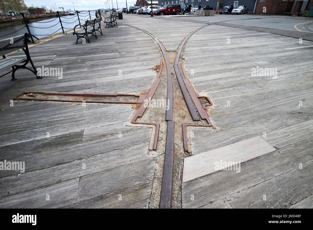 Harborwalk e banchina in legno deck con vecchie rotaie di trasporto Charlestown Navy Yard Boston STATI UNITI D'AMERICA Foto Stock