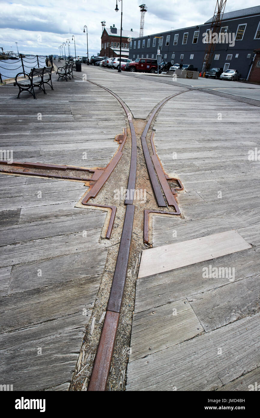 Harborwalk e banchina in legno deck con vecchie rotaie di trasporto Charlestown Navy Yard Boston STATI UNITI D'AMERICA Foto Stock