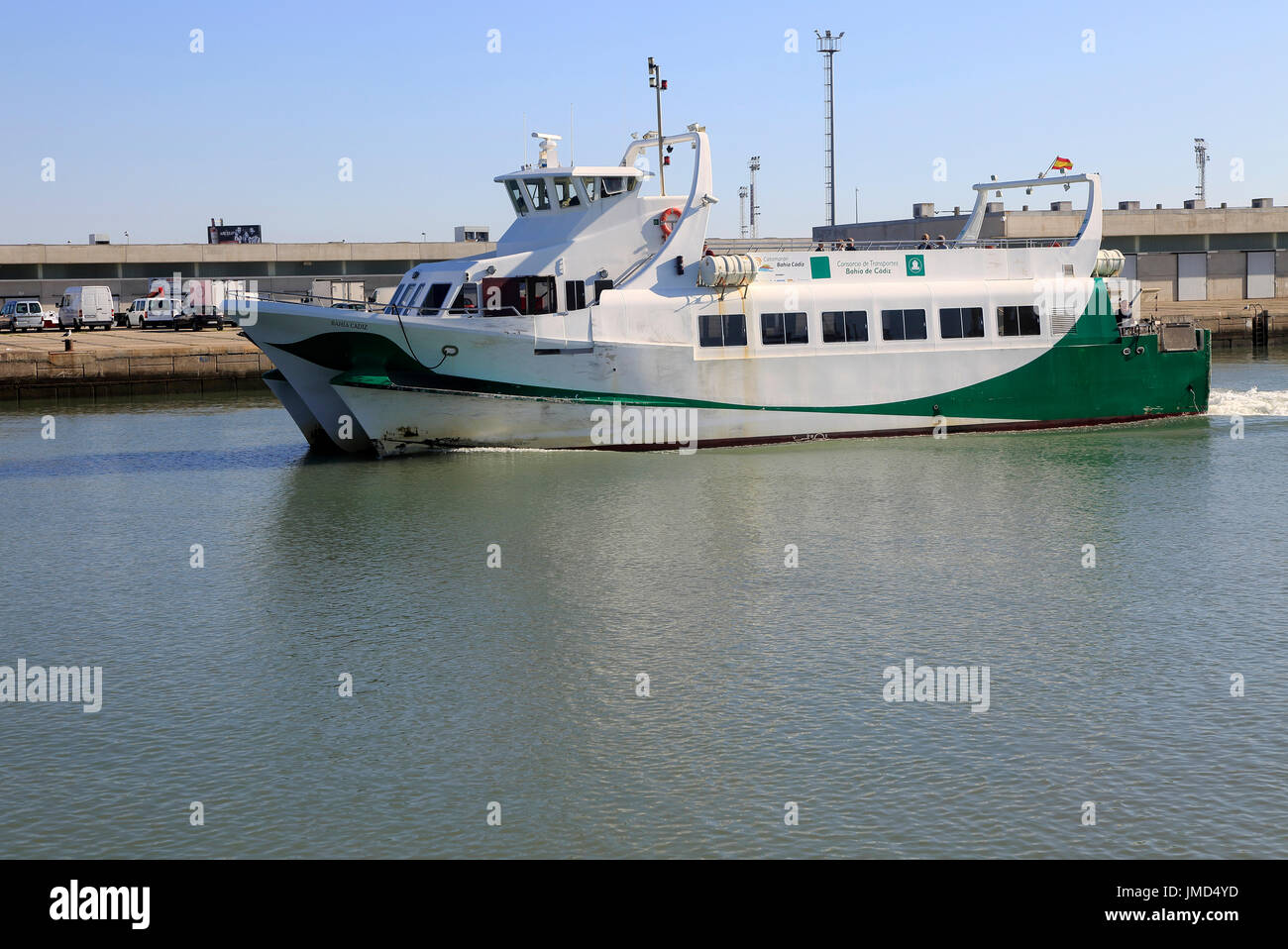 Per i passeggeri dei traghetti nel porto di imbarcazione catamarano Bahia service arrivando a Puerto de Santa Maria de, la provincia di Cadiz Cadice, Spagna Foto Stock