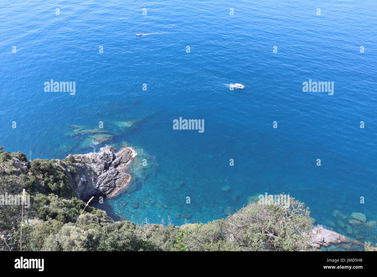 Vista del paesaggio di cliffside sfumano in mare visto durante una passeggiata tra le città in Cinque Terre, Italia Foto Stock