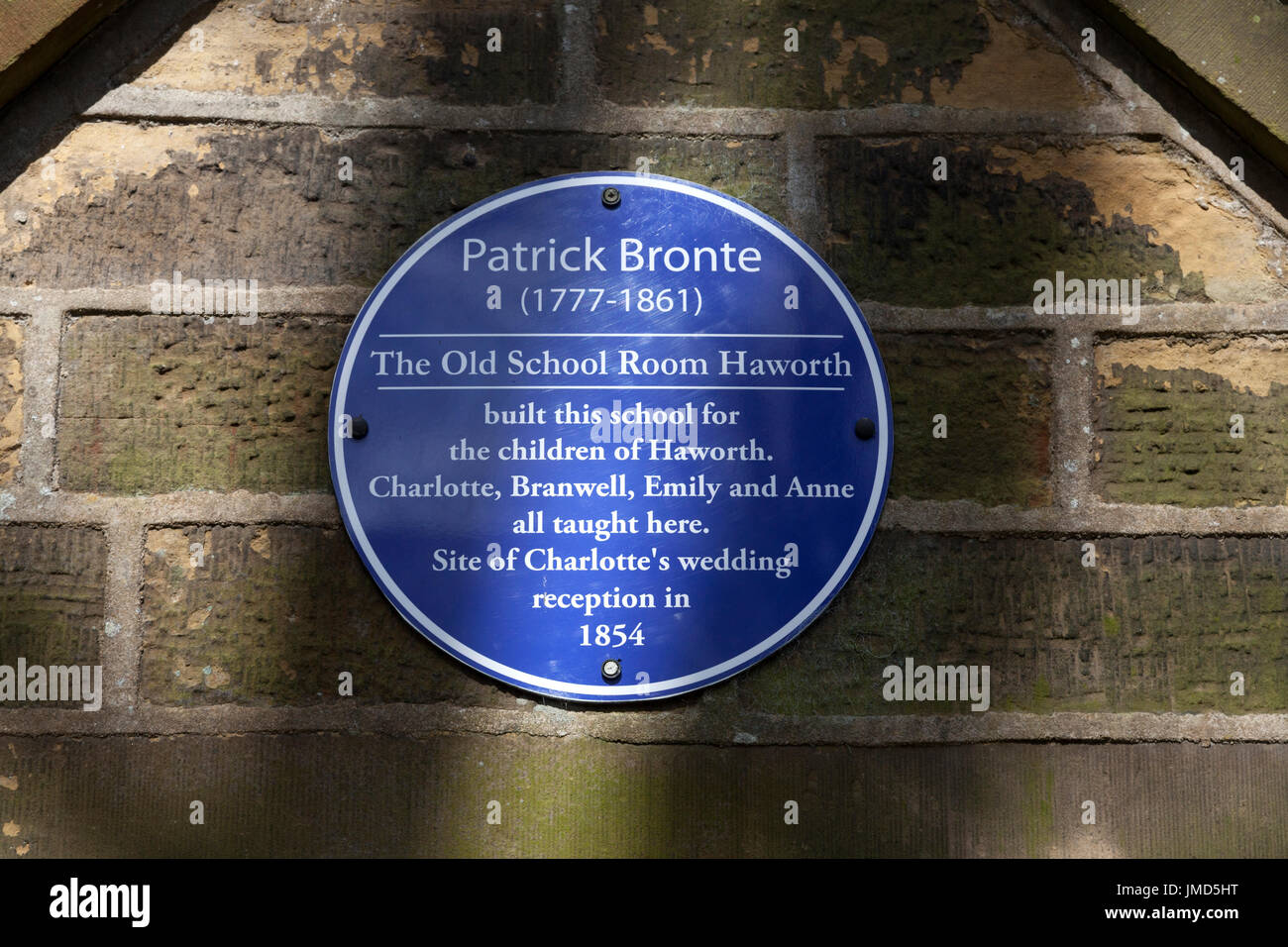 La placca per Patrick Brontë su Old School House, Haworth, West Yorkshire Foto Stock