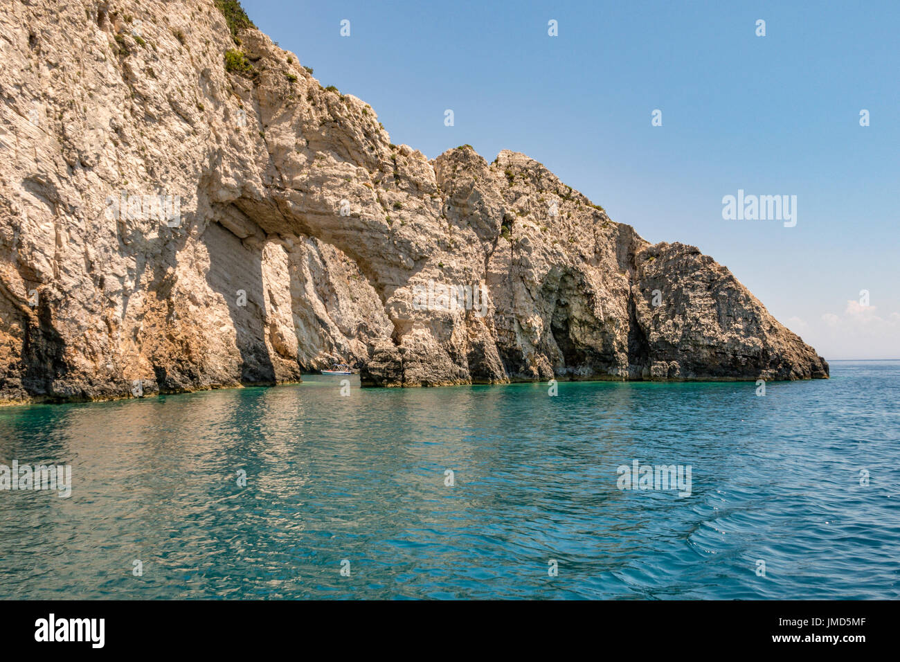Robusto a riva e acqua color smeraldo a Zante, Isole Ionie, Grecia Foto Stock