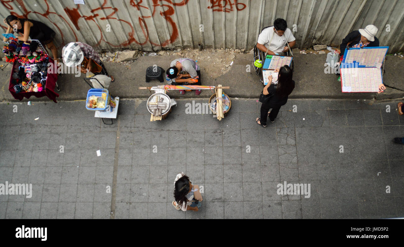 Venditori ambulanti vivendo nelle strade di Bangkok, Thailandia Foto Stock