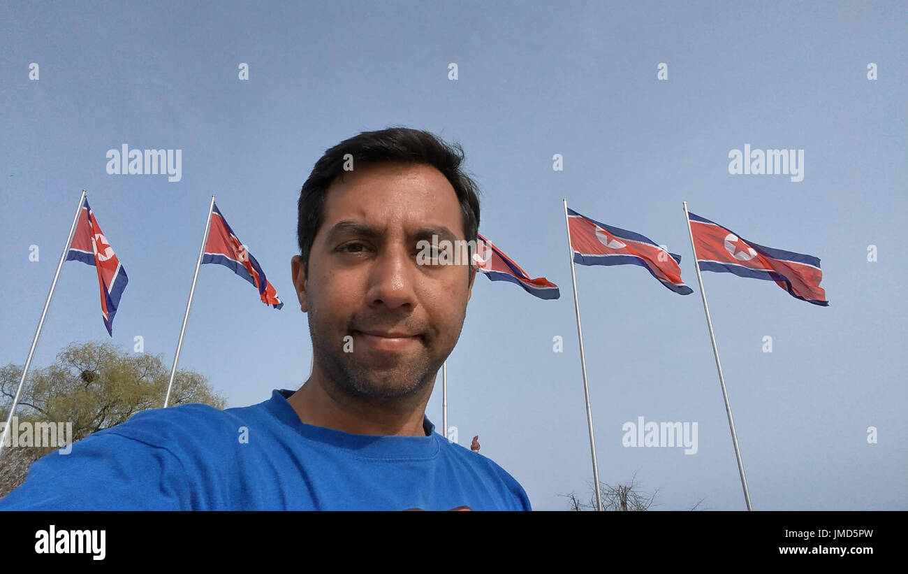 Un visitatore a nord coreano utilizzato la tecnica geniale di apparire a prendere selfies di se stesso al fine di registrare il suo viaggio senza attirare la carta opaca Foto Stock