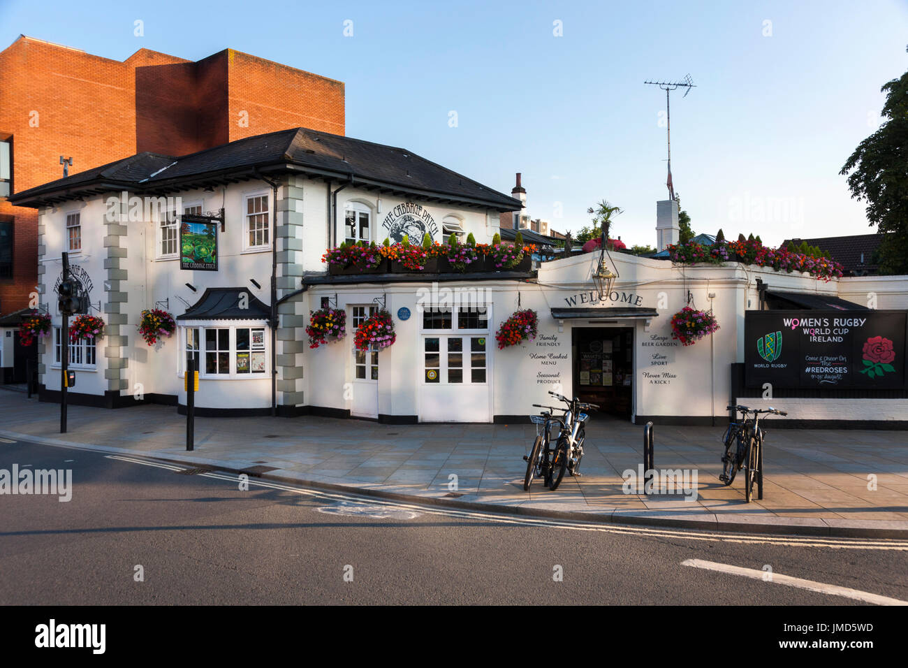 La Patch di cavolo / pub locale / public house. Twickenham UK; occupato / affollata / luogo famoso sulla partita di rugby giorni. Foto Stock