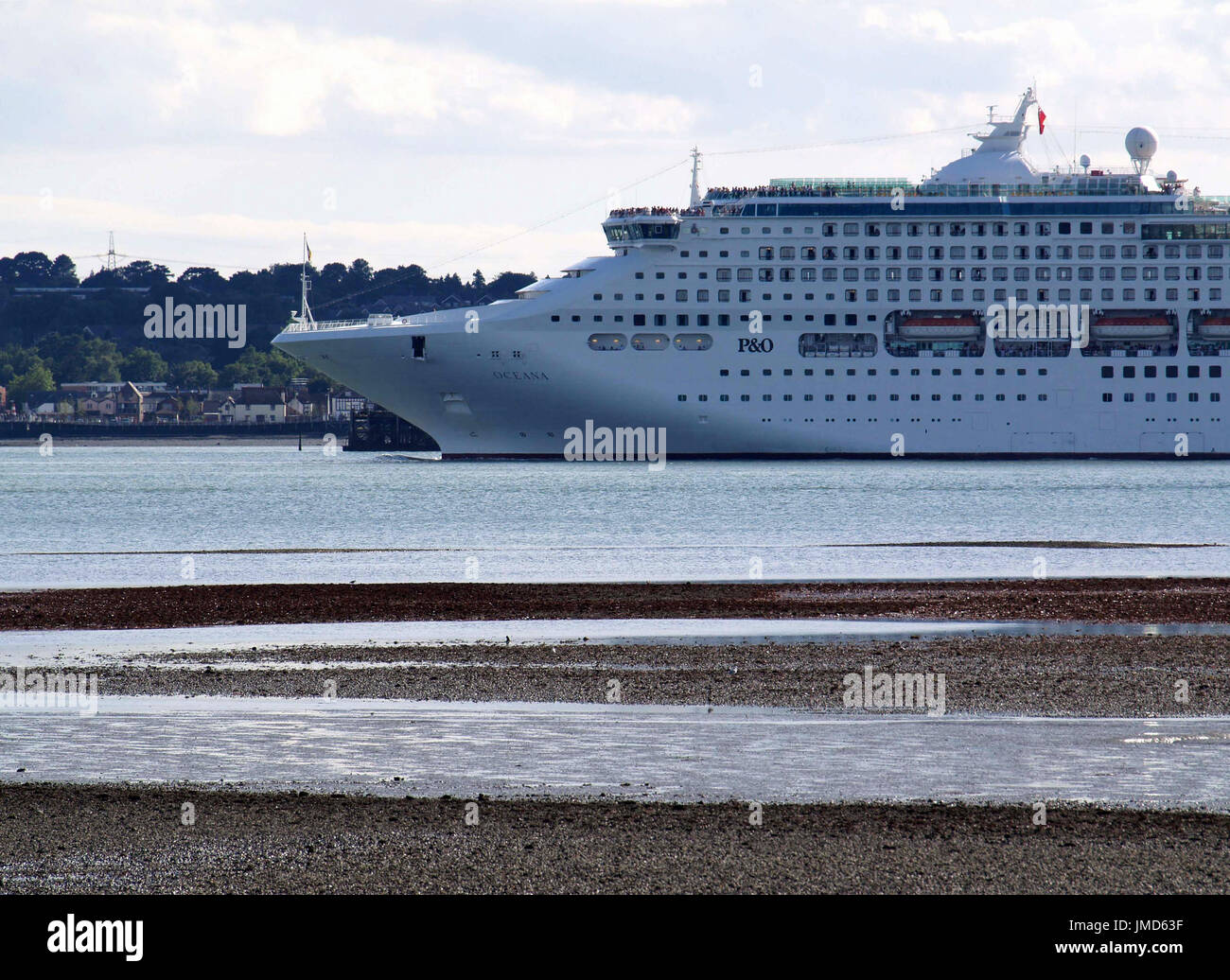 P&O nave da crociera, Oceana, foglie Southhampton Docks nel 2007 con la vecchia livrea Foto Stock