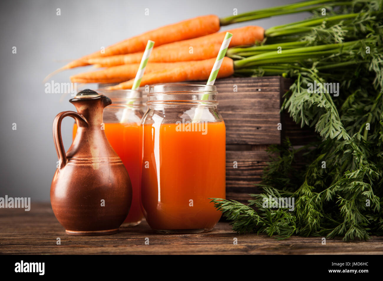 Organico fresco succo di carota Foto Stock