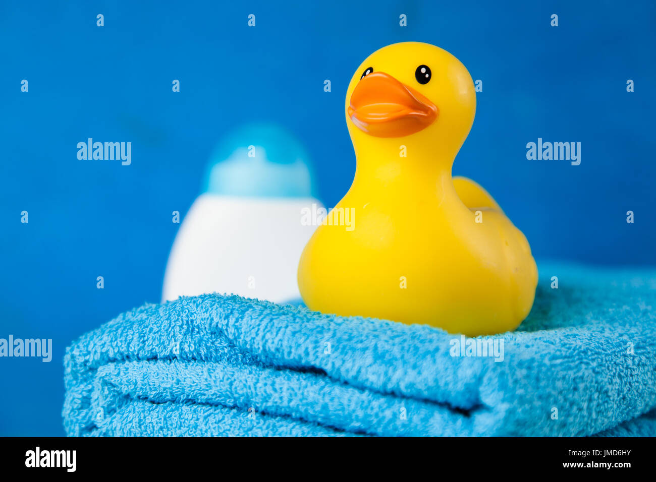Morbidi asciugamani blu e un giocattolo di anatra Foto Stock