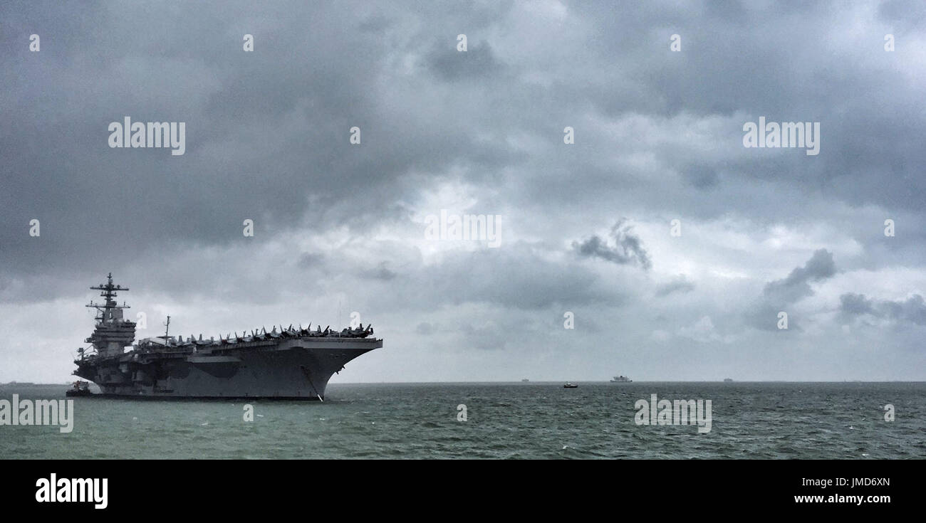 La marina statunitense Nimitz-class portaerei USS George H.W. Bush come si stabilisce al di ancoraggio fuori coastbefore partecipa n esercizio guerriero sassone 2017 nel Nord dell'Oceano Atlantico. Foto Stock