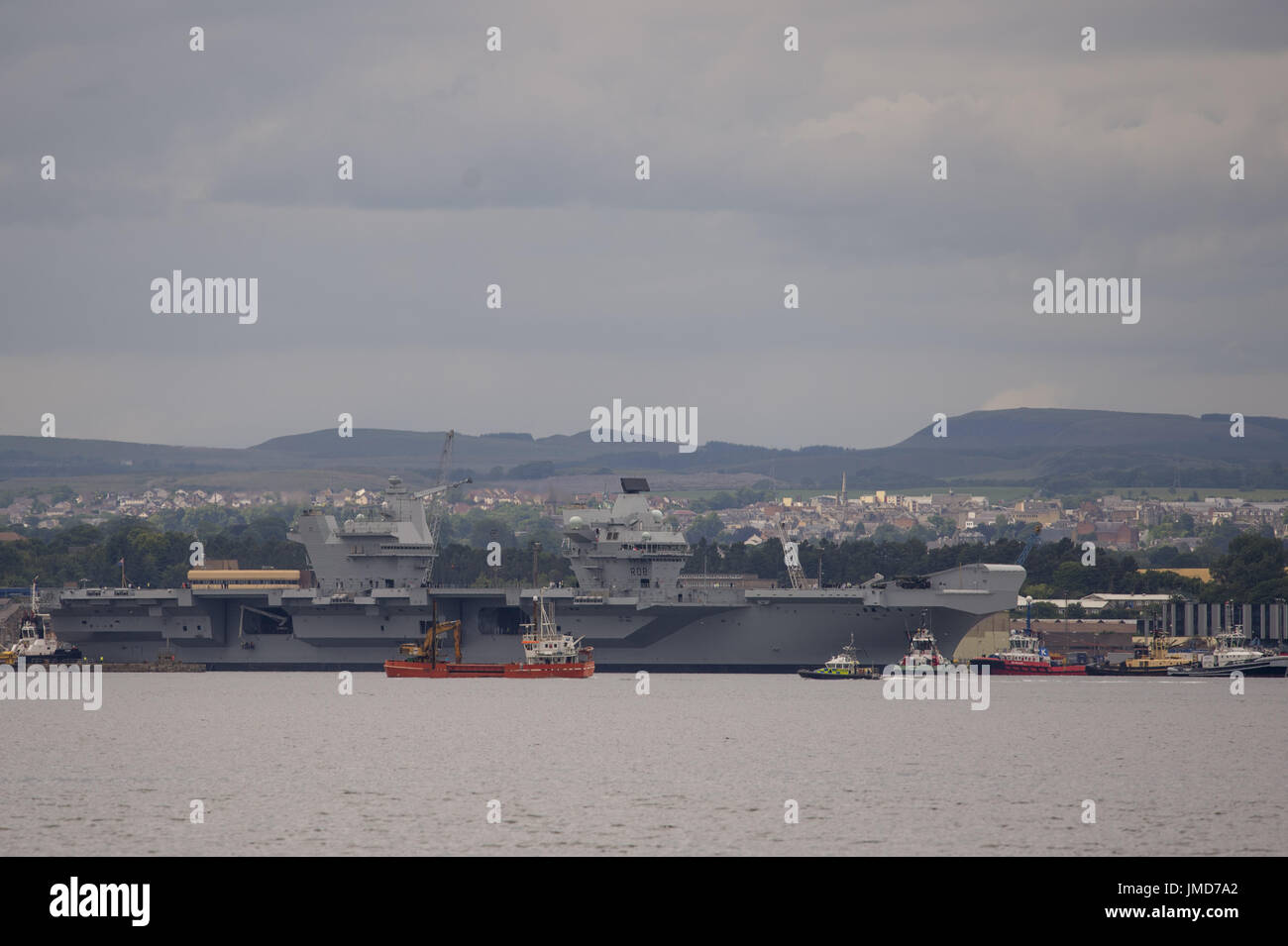 La HMS Queen Elizabeth si trasforma in Rosyth Docks come esso è dovuto a salpare verso il basso il quarto sotto il ponte della ferrovia con solo 6 piedini di ricambio. Dotato di: HMS Queen Elizabeth dove: Edimburgo, Regno Unito quando: 26 giu 2017 Credit: Euan ciliegio/WENN.com Foto Stock