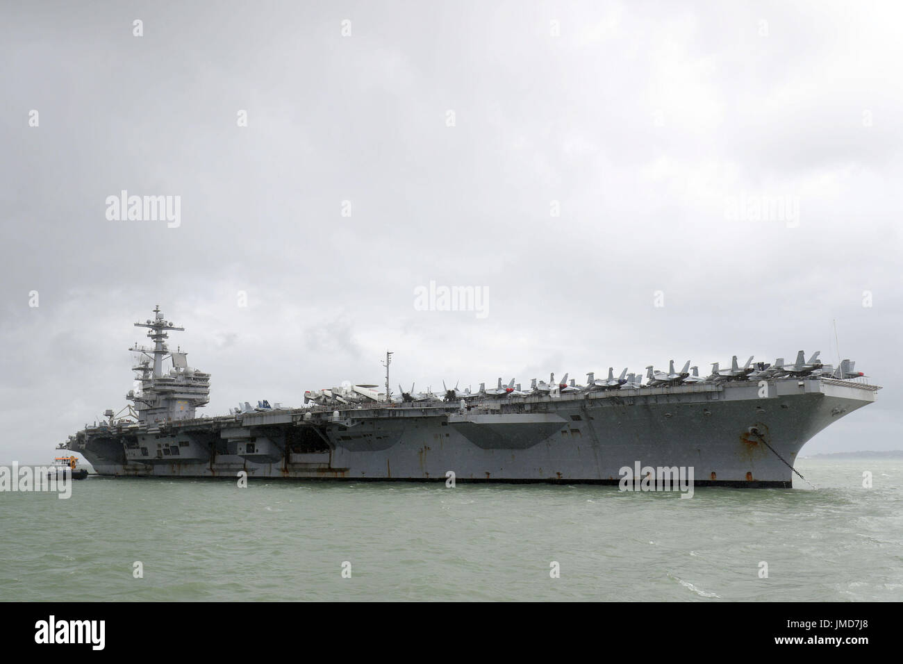 La marina statunitense Nimitz-class portaerei USS George H.W. Bush come si stabilisce al di ancoraggio fuori coastbefore partecipa n esercizio guerriero sassone 2017 nel Nord dell'Oceano Atlantico. Foto Stock