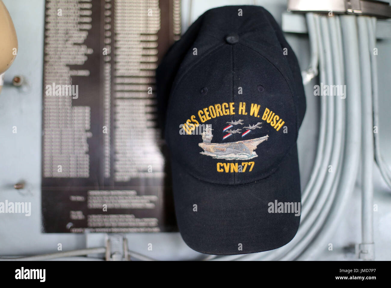 Un cappello da baseball si blocca su un gancio a bordo della US Navy Nimitz-class portaerei USS George H.W. Bush come si stabilisce al di ancoraggio fuori coastbefore partecipa n esercizio guerriero sassone 2017 nel Nord dell'Oceano Atlantico. Foto Stock