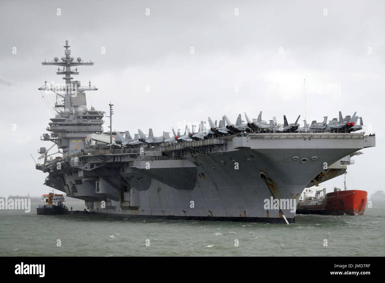 La marina statunitense Nimitz-class portaerei USS George H.W. Bush come si stabilisce al di ancoraggio fuori coastbefore partecipa n esercizio guerriero sassone 2017 nel Nord dell'Oceano Atlantico. Foto Stock